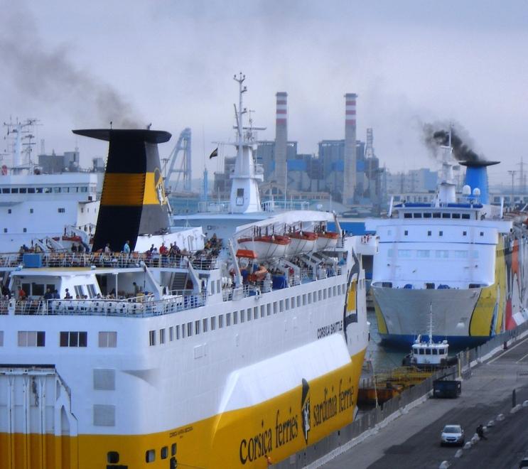 Livorno, fumi dalle navi ormegggiate in porto. La Capitaneria: «Negli ultimi due anni conformi tutti i test»<br>
