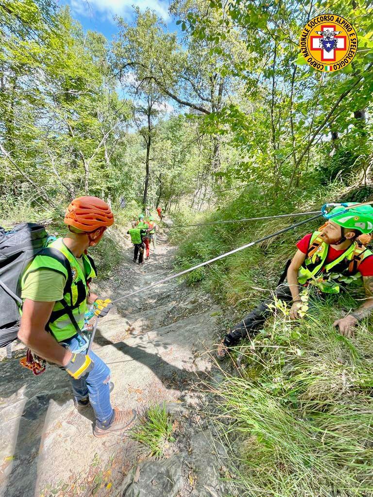 Carpineti, cade dalla bici e si ferisce all’addome: 59enne soccorso con l’elicottero