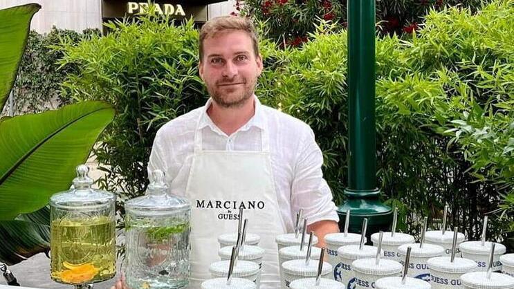 Dal gin della Valdicecina ai locali dei vip: Gabriele, il bar manager di Bocelli
