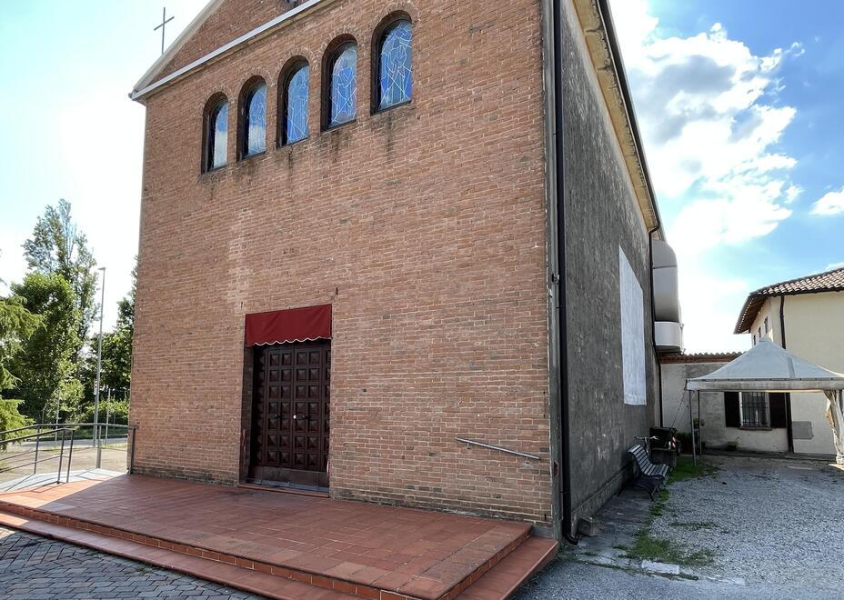 Coronella, incendia le tende della chiesa poi si denuda e urina davanti ai fedeli