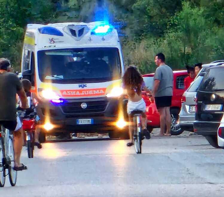 Lido Nazioni, il bagno prima di cena: rischia di annegare salvato dagli amici