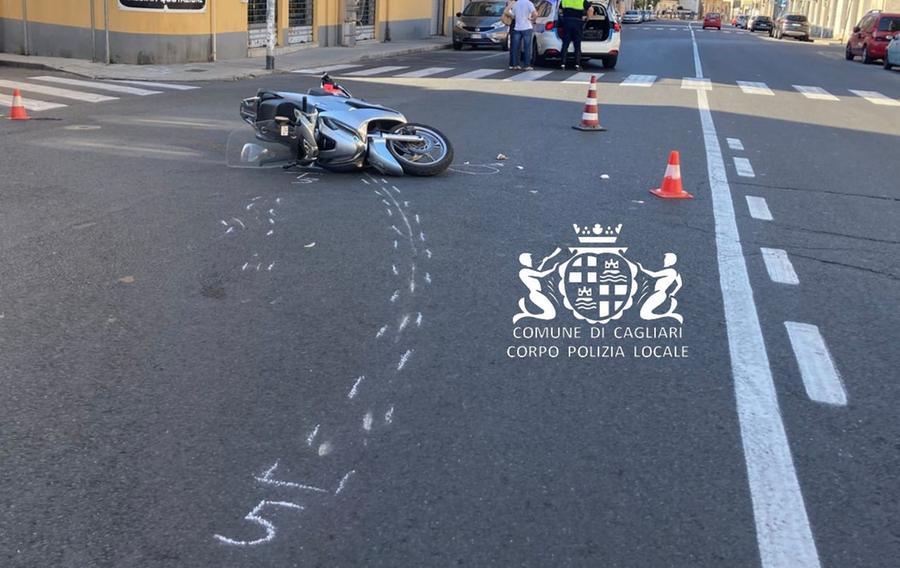 Cagliari, scontro fra un’auto e uno scooter: ragazza gravissima