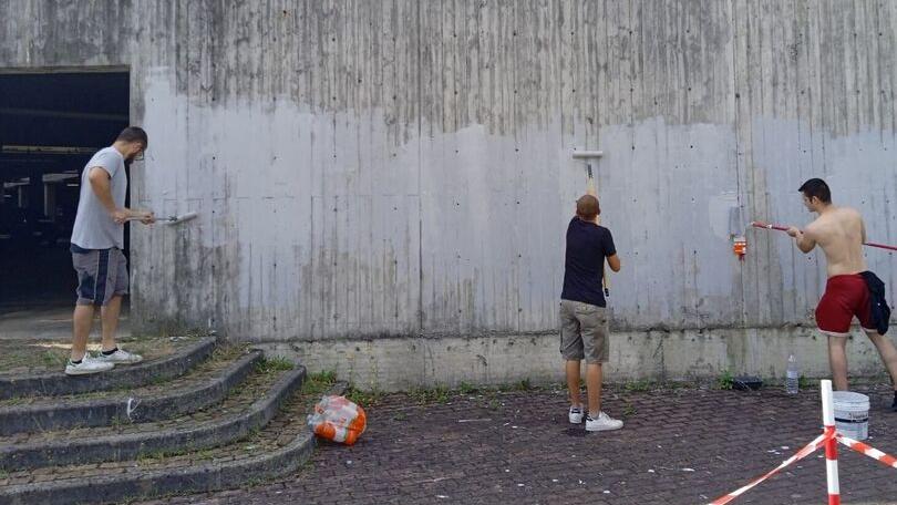 Il muro ripulito dalle scritte: «Grazie, tifosi del Sassuolo»
