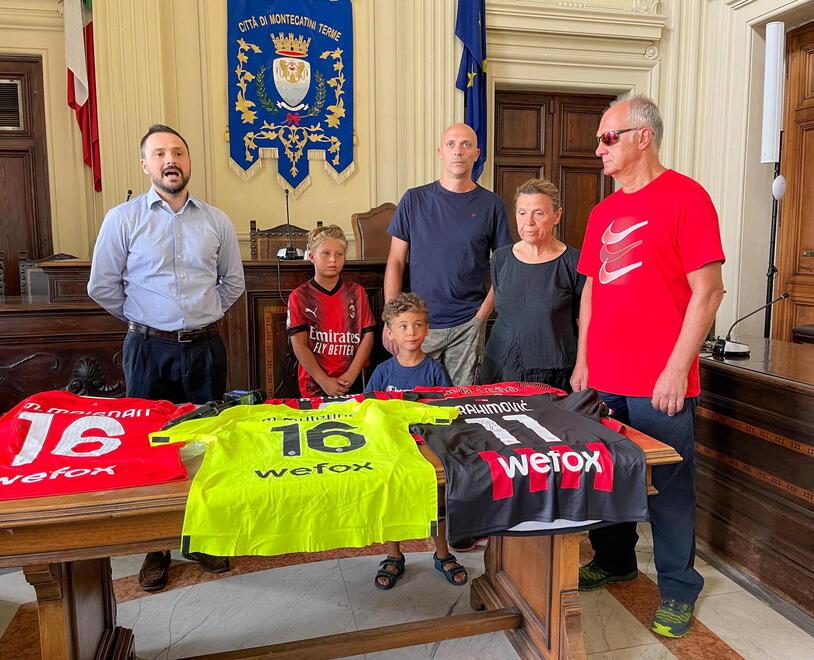 Montecatini, il Milan dona le maglie rubate dalla tomba del tifoso. L’emozione del padre
