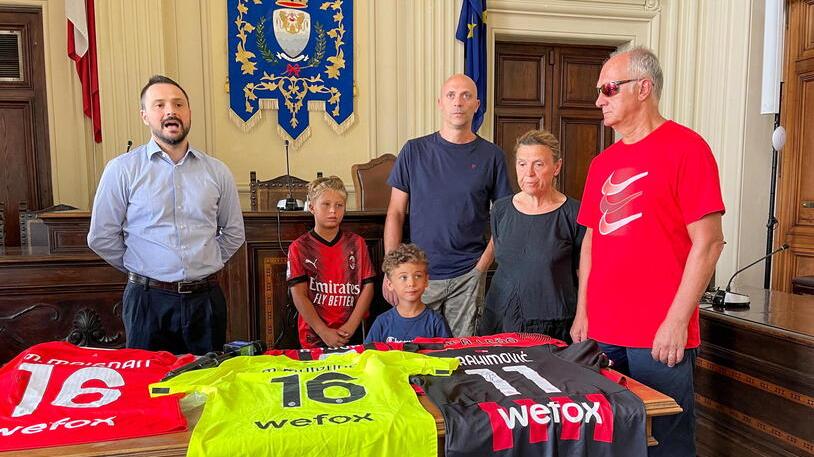 Montecatini, il Milan dona le maglie rubate dalla tomba del tifoso. L’emozione del padre