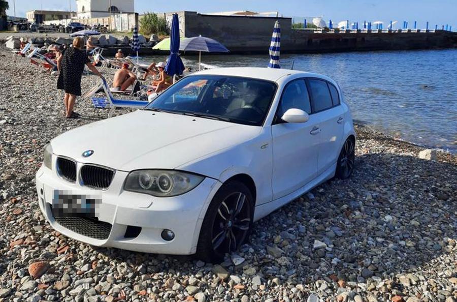 Livorno, lascia l’auto sulla spiaggia del Sale: ma come c’è finita? Proprietaria multata, l’ironia sul web