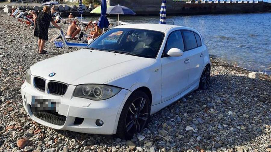 Livorno, lascia l’auto sulla spiaggia del Sale: ma come c’è finita? Proprietaria multata, l’ironia sul web