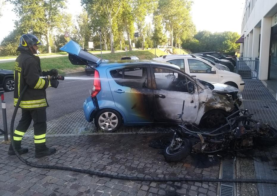 Ferrara, scooter prende fuoco e brucia auto: fiamme e paura in via Darsena