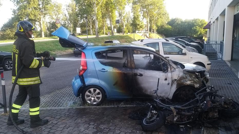 Ferrara, scooter prende fuoco e brucia auto: fiamme e paura in via Darsena