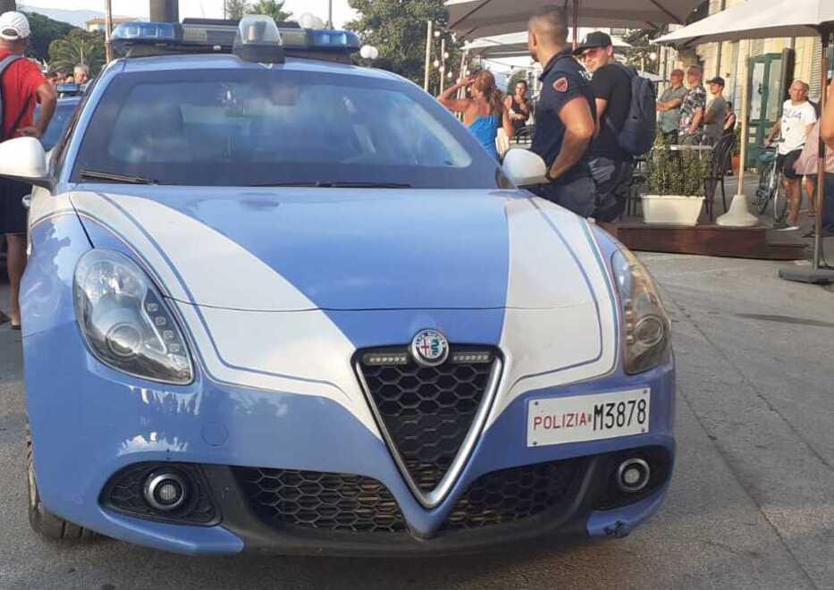 Viareggio, furti sotto gli ombrelloni. Poi la rissa in Passeggiata