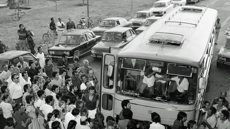 
	Nella&nbsp;foto (Agenzia Bf) l&rsquo;arrivo del pullman della Fiorentina a Grosseto nell&rsquo;agosto 1974

