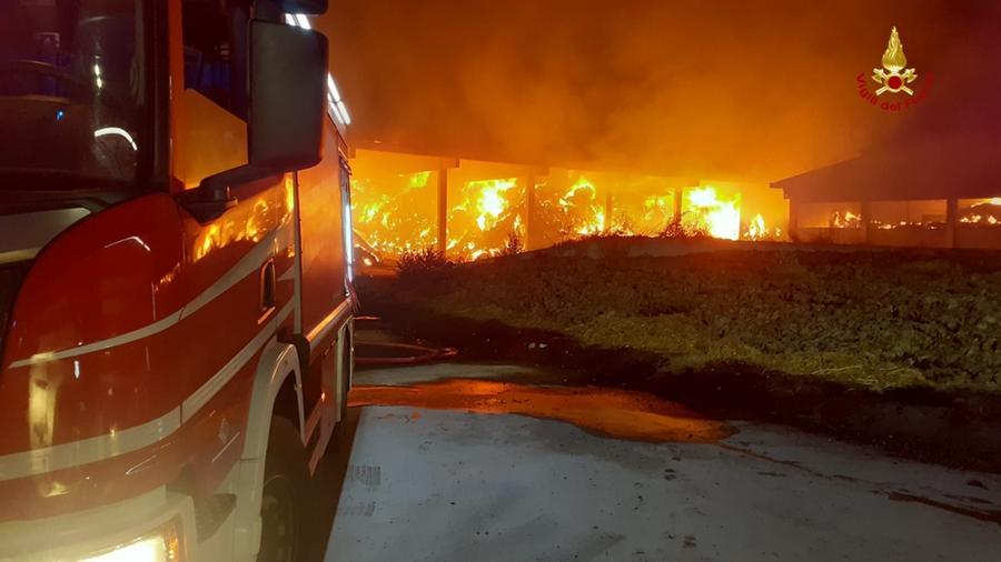 Incendio in un fienile, distrutte 4mila rotoballe e due capannoni
