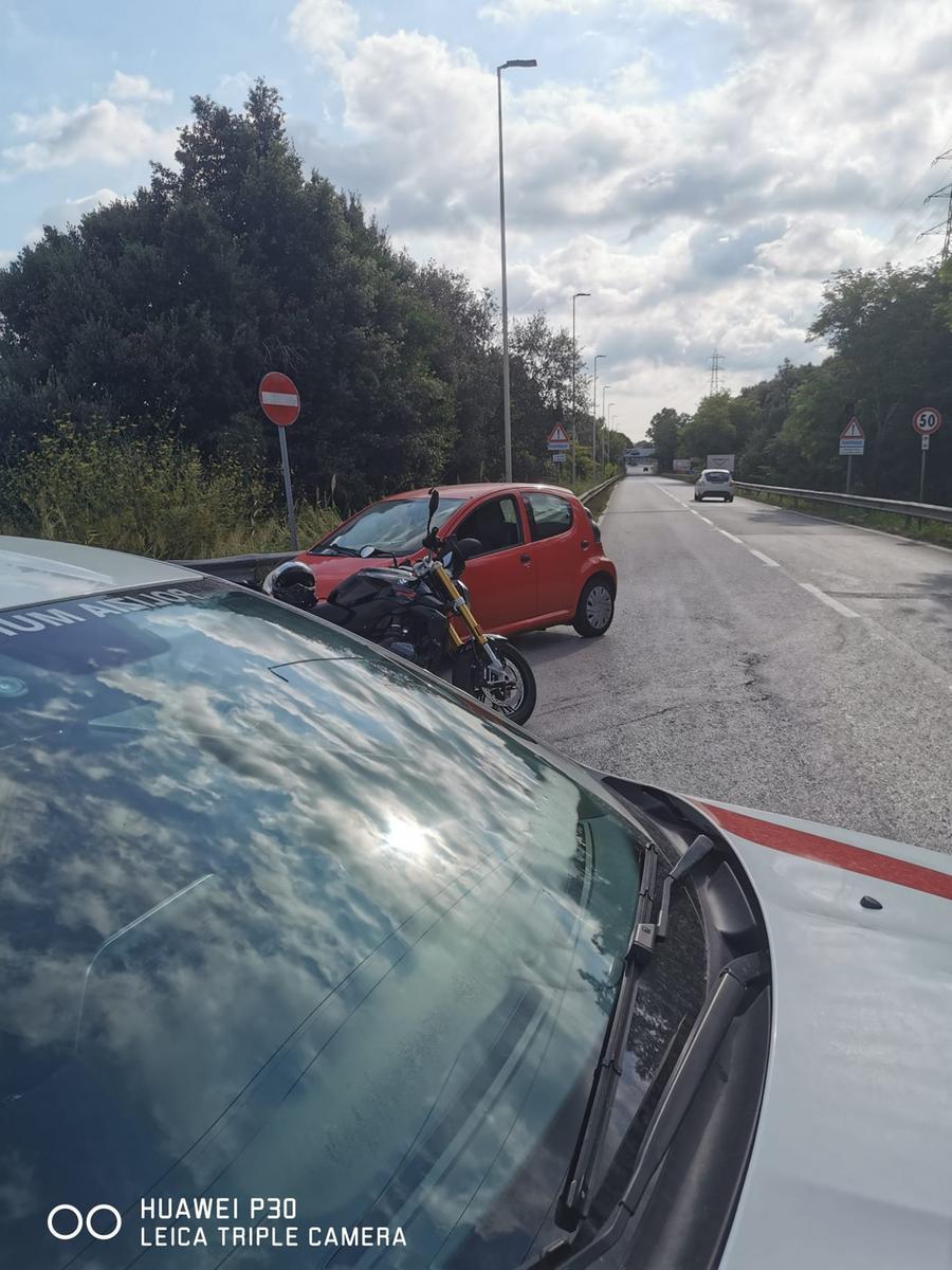 Livorno, in auto a 86 anni guida contromano in via Firenze: maxi multa e ritiro della patente