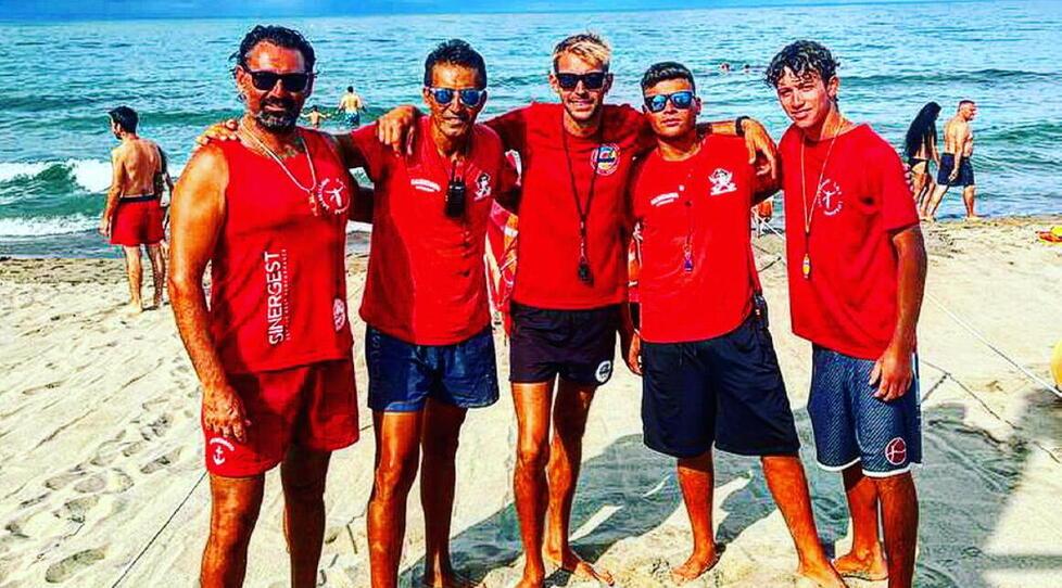 Viareggio, si tuffano alle boe ma il pedalò si ribalta. I bagnini salvano quattro giovani