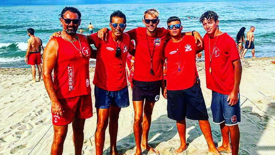 Viareggio, si tuffano alle boe ma il pedalò si ribalta. I bagnini salvano quattro giovani