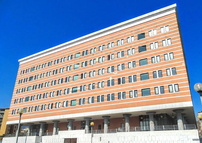Entra nel locale e minaccia i titolari: avvocato a processo
