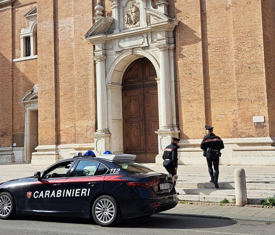 «Se non mi date i soldi faccio male al don», 35enne denunciato e allontanato