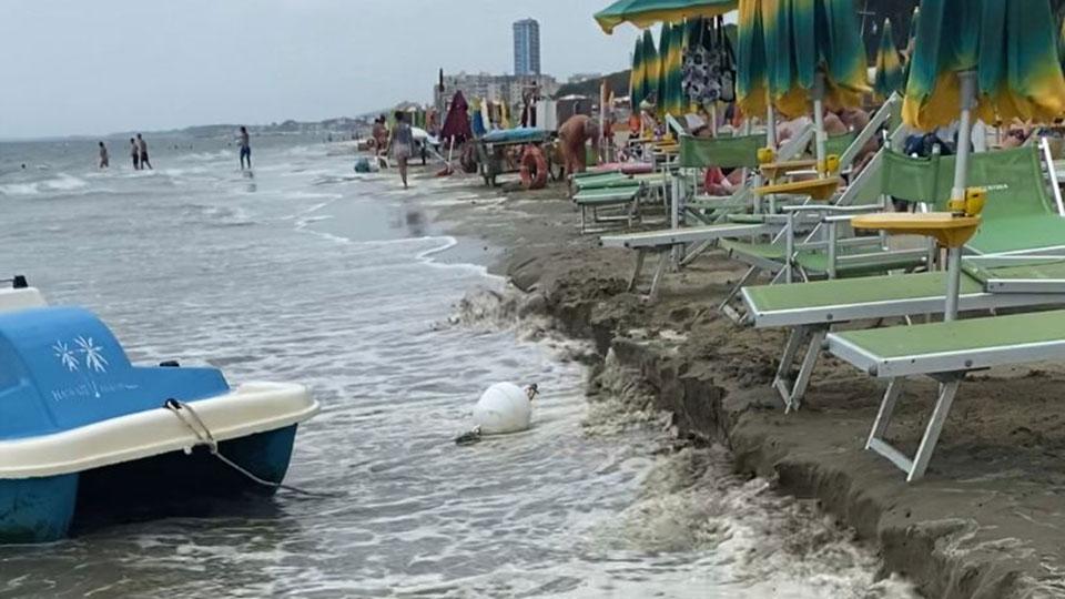 Un’immagine delle recenti mareggiate al bagno Argentina a Follonica