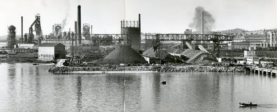 Una panoramica dello stabilimento Ilva, anno 1960, autore sconosciuto (Immagine concessa dal Fondo fotografico Acciaierie di Piombino - Archivio storico del Comune di Piombino)