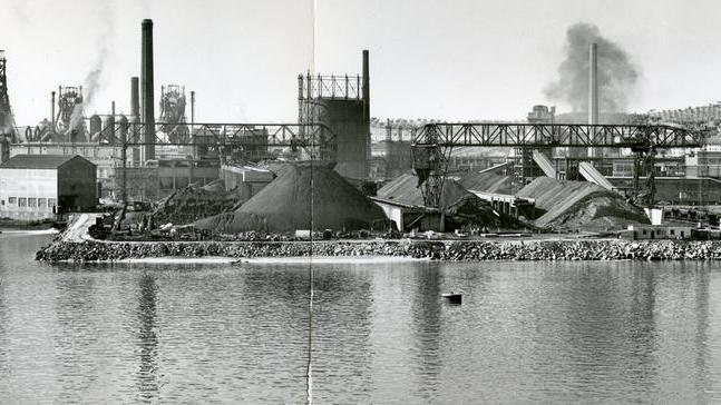 Una panoramica dello stabilimento Ilva, anno 1960, autore sconosciuto (Immagine concessa dal Fondo fotografico Acciaierie di Piombino - Archivio storico del Comune di Piombino)