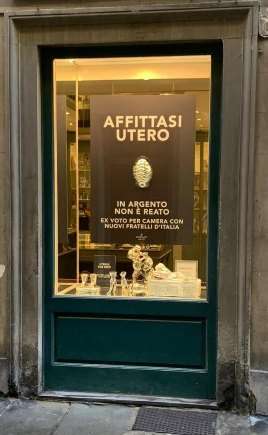Firenze, «Affittasi utero»: spunta il cartello sulla vetrina della gioielleria, scatta la polemica