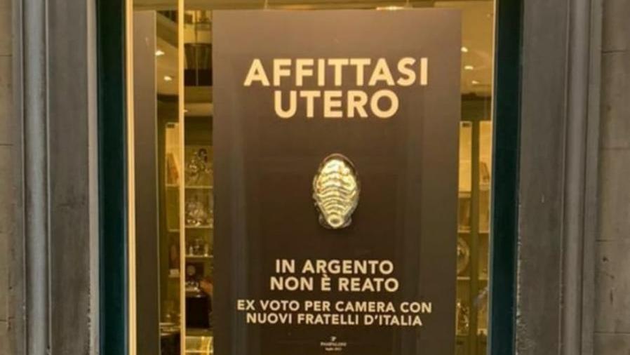 Firenze, «Affittasi utero»: spunta il cartello sulla vetrina della gioielleria, scatta la polemica