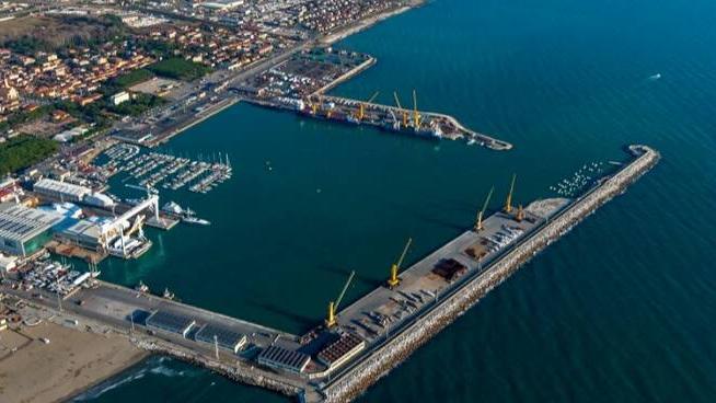 Una veduta del porto di Marina di Carrara