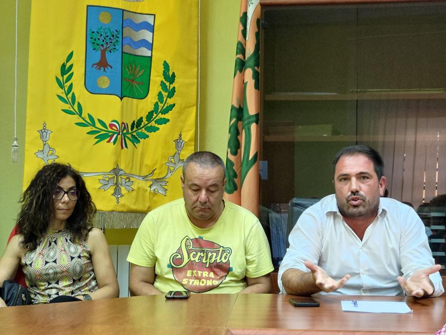 
	Foto da sinistra a destra: Maria Concetta Manca (vicesindaca), Antonio Sanguinetti (assessore all'Ambiente) e Gianbattista Ledda (sindaco)

