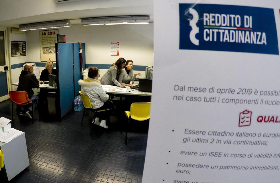 Il taglio al reddito di cittadinanza: «Occupabile, ma sono malata e ho 57 anni»