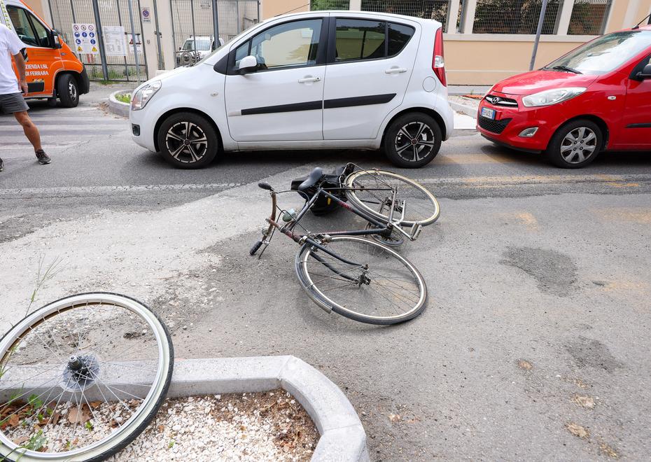 Ferrara, investito sulle strisce pedonali. Grave un uomo: era in bicicletta