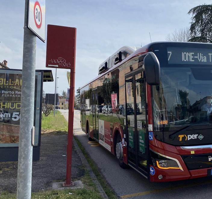 Ferrara, senza ticket colpisce il controllore che finisce a Cona con fratture