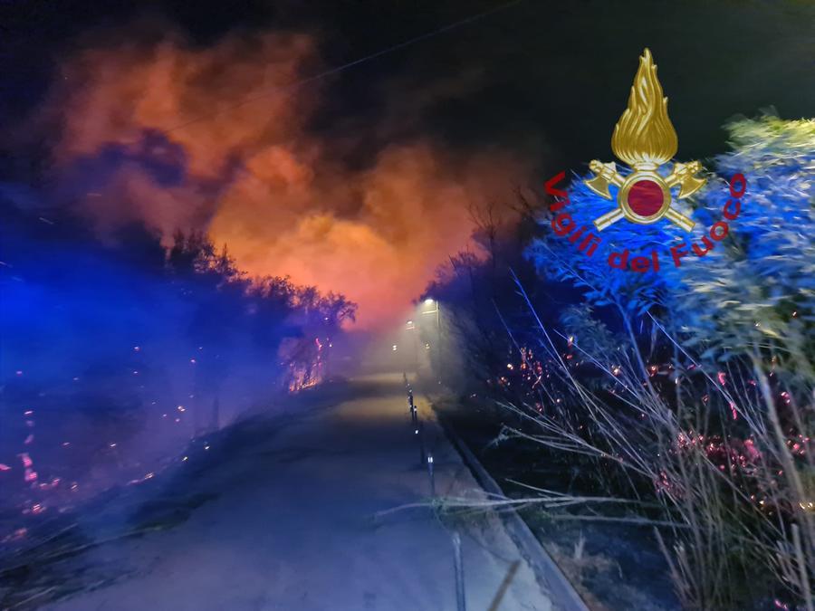 Costa Smeralda, incendio nella notte nel parcheggio delle spiagge del Pevero
