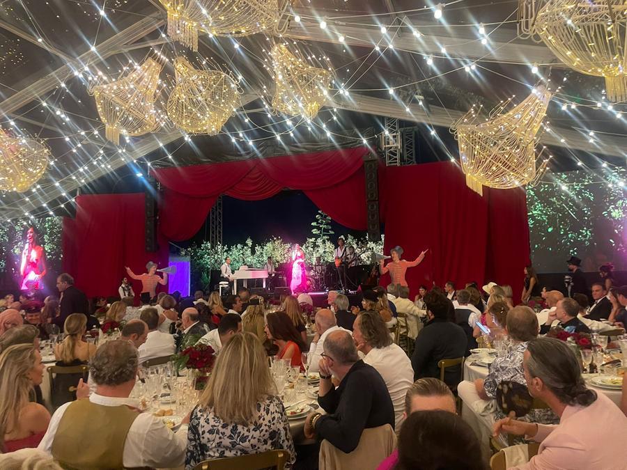 Il “circo” dei milionari al galà di beneficenza nella villa di Bocelli: le cifre che si raccolgono e i progetti finanziati – Video