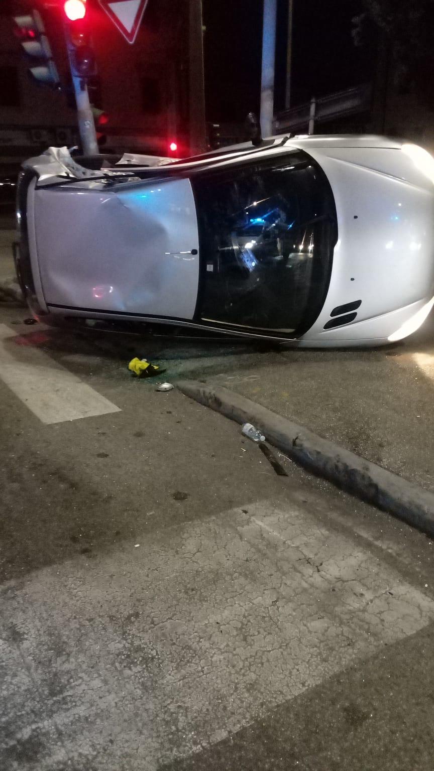 Livorno, si ribalta e finisce contro il semaforo dopo lo scontro con un’altra auto
