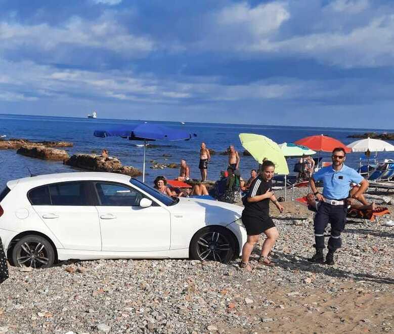 Livorno, auto “parcheggiata” sulla spiaggia del Sale: quanto rischia di multa la proprietaria