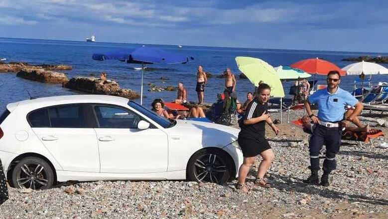 Livorno, auto “parcheggiata” sulla spiaggia del Sale: quanto rischia di multa la proprietaria