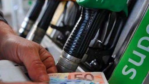 Benzina, ecco i prezzi medi: ma ci faranno risparmiare? 