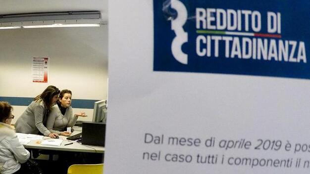 Modena, addio al reddito di cittadinanza: «In città lo perdono in 1.600»