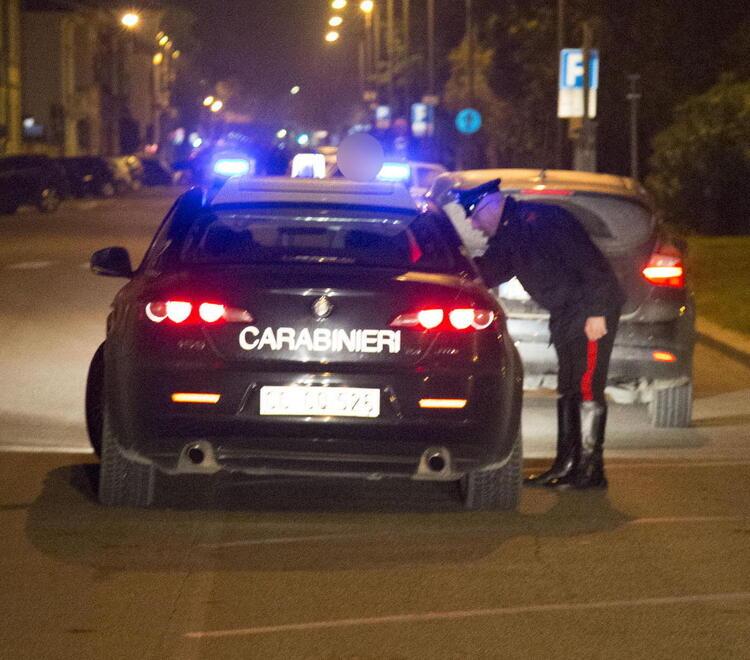 Versilia, entrano in una casa con le mazze e vogliono smurare la cassaforte: il proprietario faccia a faccia coi banditi