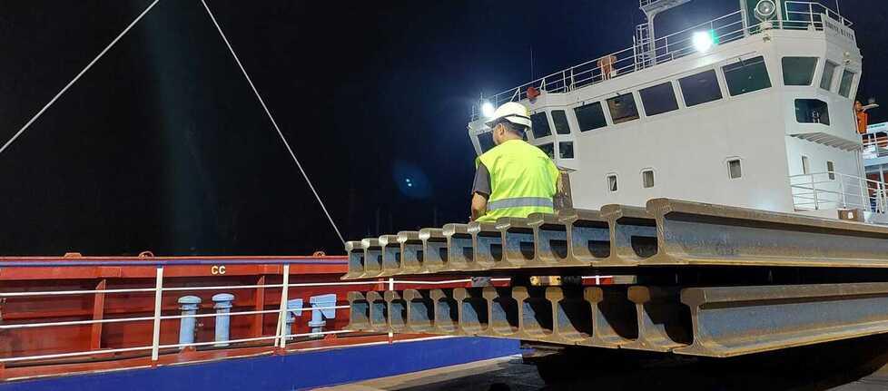 Piombino, cade mentre scarica la nave: operaio in terapia intensiva