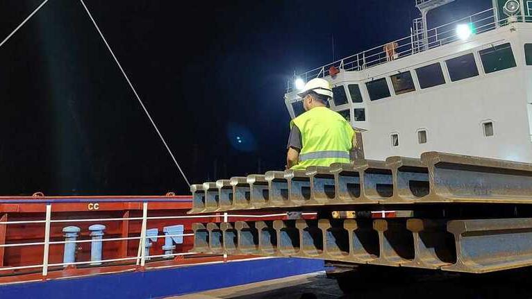 Piombino, cade mentre scarica la nave: operaio in terapia intensiva