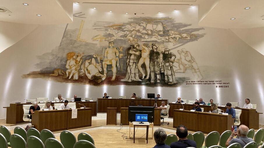 Giuseppe Costantino, ecco l’esordio da sindaco di Cecina. Nuovi attacchi di Pazzaglia