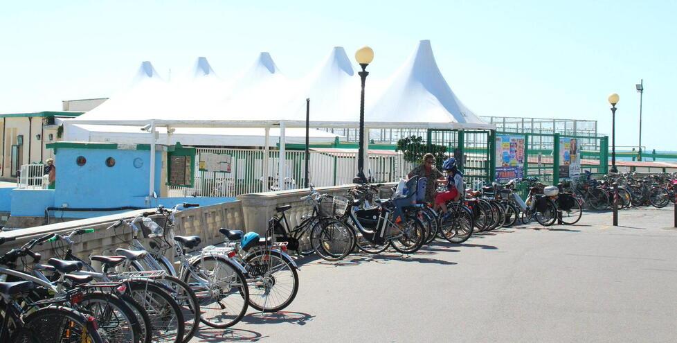 Livorno, al mare in bicicletta o a piedi in palio l’abbonamento dei bagni: ecco come