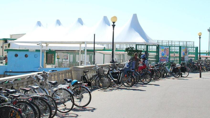 Livorno, al mare in bicicletta o a piedi in palio l’abbonamento dei bagni: ecco come