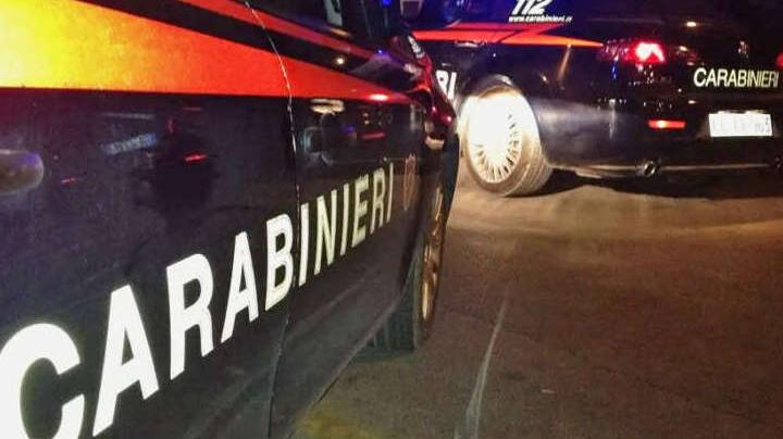 Minaccia i genitori, portato in caserma a Scandicci. Saluta i carabinieri: «Ora vado ad ammazzarli»