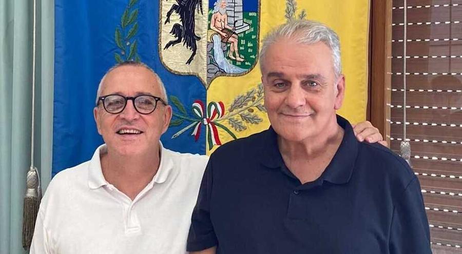 
	A sinistra il sindaco di Capraia e Limite con lo storico architetto del Comune

