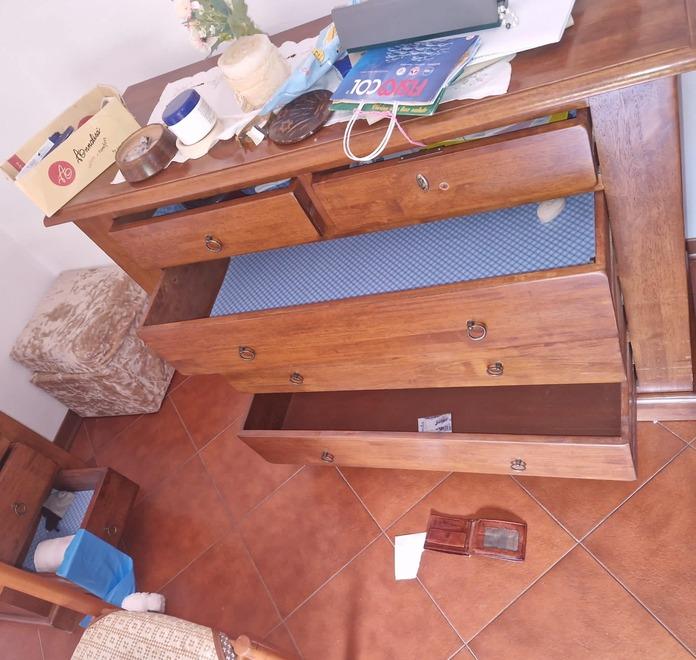 Quarrata, ladri spaccano la persiana con un’ascia: «La casa era vuota ma se ci avessero trovato dentro i miei genitori?”