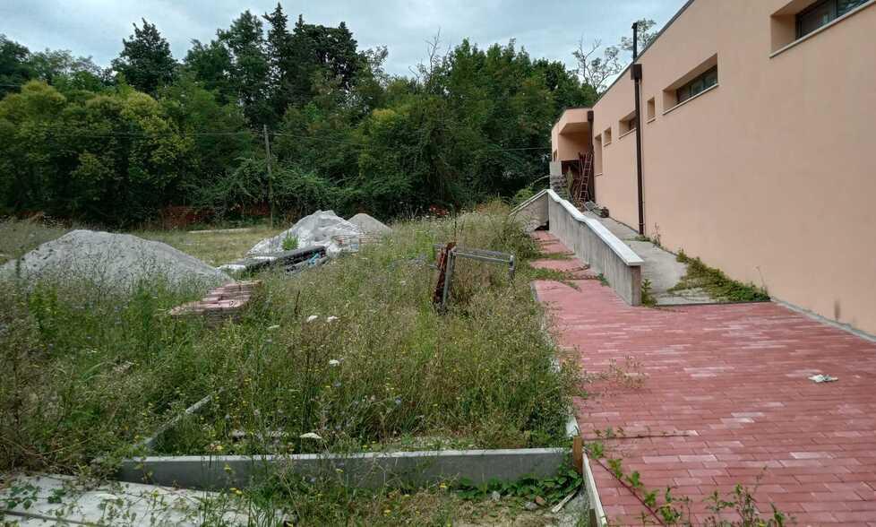 Cure intermedie a Fossone: «Ma la Rsa è invasa dai rovi»