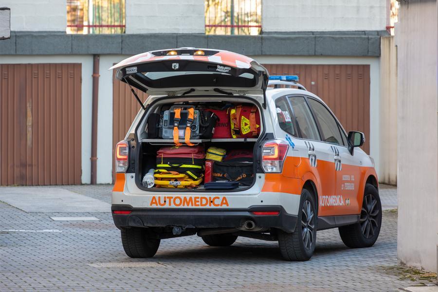 Modena. Cede la grata: operaio precipita per due metri