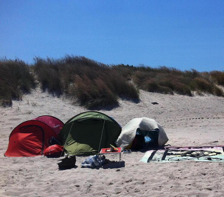 Spiagge bianche, tredici tende abusive smontate: multati tutti gli occupanti